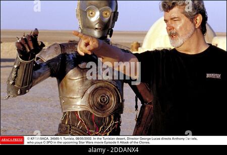 PAS DE FILM, PAS DE VIDÉO, PAS DE TV, PAS DE DOCUMENTAIRE - © KRT/ABACA. 34565-1. Tunisie, 08/05/2002. Dans le désert tunisien, le réalisateur George Lucas dirige Anthony Daniels, qui joue C-3PO dans le prochain film Star Wars Episode II Attack of the Clones. Banque D'Images