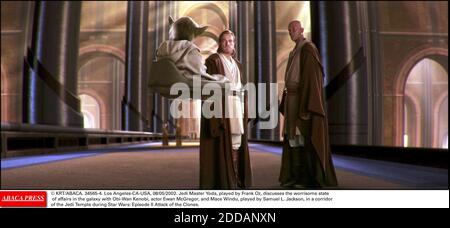 PAS DE FILM, PAS DE VIDÉO, PAS DE TV, PAS DE DOCUMENTAIRE - © KRT/ABACA. 34565-4. Los Angeles-CA-USA, 08/05/2002. Le maître Yoda de Jedi, joué par Frank Oz, discute de l'état inquiétant de la galaxie avec OBI-WAN Kenobi, l'acteur Ewan McGregor, et Mace Windu, joué par Samuel L. Jackson, dans un couloir de la Banque D'Images