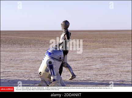 PAS DE FILM, PAS DE VIDÉO, PAS DE TV, PAS DE DOCUMENTAIRE - © KRT/ABACA. 34565-14. Tunisie, 08/05/2002. C-3PO, Lieutenant Faytonni, joué par Anthony Daniels et R2-D2 joué par Kenny Baker lors d'une scène du prochain film Star Wars Episode II Attack of the Clones. Banque D'Images