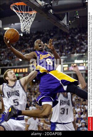 PAS DE FILM, PAS DE VIDÉO, PAS DE TV, PAS DE DOCUMENTAIRE - © CHRIS CARLSON/KRT/ABACA. 34838-1. Sacramento-CA-USA, 18/05/2002. Lakers Kobe Bryant (8) passe devant Hedo Turkoglu de Sacramento (5) lors de la victoire de Los Angeles sur les Rois en 106-99 lors du premier match des éliminatoires de la NBA 2002 Western Conference finals à Banque D'Images