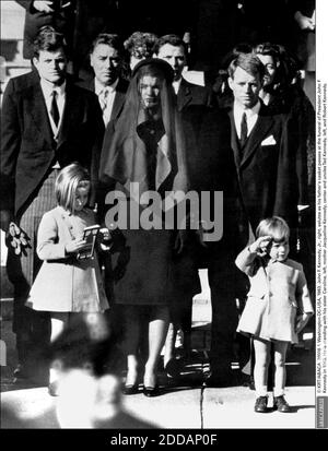 PAS DE FILM, PAS DE VIDÉO, PAS DE TV, PAS DE DOCUMENTAIRE - © KRT/ABACA. 36018-1. Washington-DC-USA, 1963. John F. Kennedy, Jr., à droite, salue le rôle de son père lors des funérailles du président John F. Kennedy en 1963. Il est debout avec sa sœur Caroline, à gauche, la mère Jacqueline Kennedy-Onassis, au centre Banque D'Images