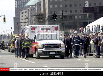 PAS DE FILM, PAS DE VIDÉO, PAS DE TV, PAS DE DOCUMENTAIRE - © APRIL SAUL/KRT/ABACA. 35179-2. New York City-NY-USA, 30/05/2002. Le cortège honorant les 343 pompiers tombés perdus au sol zéro se déplace dans le bas de Manhattan. Banque D'Images