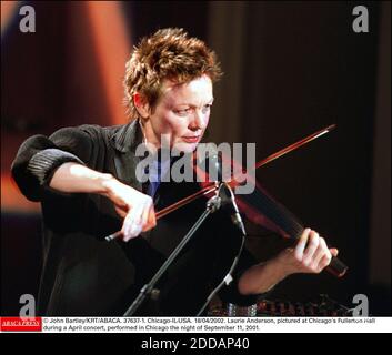 PAS DE FILM, PAS DE VIDÉO, PAS DE TV, PAS DE DOCUMENTAIRE - © JOHN BARTLEY/KRT/ABACA. 37637-1. Chicago-il-États-Unis. 18/04/2002. Laurie Anderson, photographiée au Fullerton Hall de Chicago lors d'un concert d'avril, se produit à Chicago dans la nuit du 11 septembre 2001. Banque D'Images