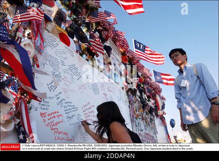 PAS DE FILM, PAS DE VIDÉO, PAS DE TV, PAS DE DOCUMENTAIRE - © VICKI VALERIO/KRT/ABACA. 37903-1. Shanksville-PA-USA, 10/09/2002. Le journaliste japonais Masako Omori, à gauche, écrit une note en japonais sur un monument commémoratif sur le site de l'accident où United Airlines Flight Banque D'Images