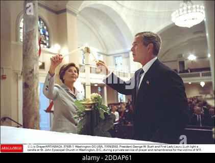 PAS DE FILM, PAS DE VIDÉO, PAS DE TV, PAS DE DOCUMENTAIRE - © ERIC DRAPER/KRT/ABACA. 37935-1. Washington-DC-USA, 11/09/2002. Le Président George W. Bush et la première dame Laura Bush éclaivent une bougie à l'église épiscopale Saint-Jean à Washington, D.C., au cours d'un service privé de prière et de mémoire pour les victimes de 9/11 Banque D'Images