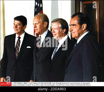 PAS DE FILM, PAS DE VIDÉO, PAS DE TV, PAS DE DOCUMENTAIRE - © KRT/ABACA. 38867-1. Simi Valley-CA-USA, 08/10/1981. Quatre présidents posent pour un portrait avant de partir pour l'Égypte et le funérailles de Sadate. De gauche à droite : Ronald Reagan, Gerald Ford, Jimmy carter et Richard M. Nixon. Banque D'Images