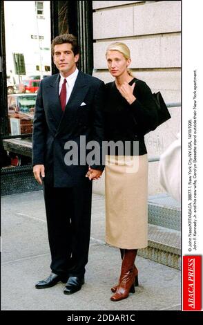 PAS DE FILM, PAS DE VIDÉO, PAS DE TV, PAS DE DOCUMENTAIRE - © JOHN NASO/KRT/ABACA. 38877-1. New York City-NY-USA, 14/10/1996. John F. Kennedy Jr. Et sa nouvelle femme, Caroline Bessette, se tiennent devant leur appartement à New York. Banque D'Images