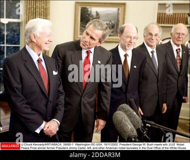 PAS DE FILM, PAS DE VIDÉO, PAS DE TV, PAS DE DOCUMENTAIRE - © CHUCK KENNEDY/KRT/ABACA. 39995-1. Washington-DC-USA, 18/11/2002. Le président George W. Bush rencontre l’ancien président Jimmy carter, à gauche, lauréat du prix Nobel de la paix en 2002, ainsi que d’autres lauréats américains du prix nobel dans le bureau ovale de la Maison Blanche. Banque D'Images