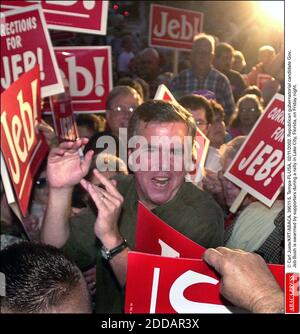 PAS DE FILM, PAS DE VIDÉO, PAS DE TV, PAS DE DOCUMENTAIRE - © CARL JUSTE/KRT/ABACA. 39511-5. Tampa-FL-USA, 02/11/2002. Le candidat républicain au poste de gouverneur Gov. Jeb Bush est armé de supporters lors d'un rassemblement à Lake City, en Floride, vendredi soir. Banque D'Images