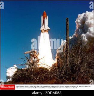 PAS DE FILM, PAS DE VIDÉO, PAS DE TV, PAS DE DOCUMENTAIRE - © KRT/ABACA. 42028-1. ÉTATS-UNIS, 19/01/1986. La navette spatiale Challenger se lève de l'Pad 39B le 28 janvier 1986 à 11 h 38 HNE avec une équipe de sept astronautes. Un accident de 73 secondes après le décollage a coûté la vie à tous les sept à bord. Banque D'Images