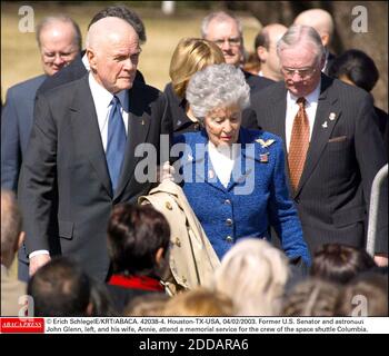 PAS DE FILM, PAS DE VIDÉO, PAS DE TV, PAS DE DOCUMENTAIRE - © ERICH SCHLEGEL/KRT/ABACA. 42038-4. Houston-TX-USA, 04/02/2003. L'ancien sénateur américain et astronaute John Glenn, est parti, et sa femme Annie, assistent à un service commémoratif pour l'équipage de la navette spatiale Columbia. Banque D'Images