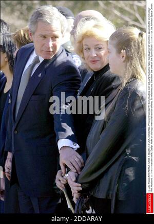 PAS DE FILM, PAS DE VIDÉO, PAS DE TV, PAS DE DOCUMENTAIRE - © LUKE FRAZZA/KRT/ABACA. 42035-1. Houton-TX-USA, 04/02/2003. Le président George W. Bush s'en prend à Laura mari, à droite, la fille du commandant de la navette spatiale de Columbia Rick mari en tant que femme des commandants, Evelyn regarde pendant un service commémoratif Banque D'Images