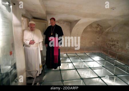 Visite du Musée des occupations et des combats pour la liberté à Vilnius, en Lituanie le 23,2018 septembre, le pape François a offert une prière en souvenir de tous ceux qui ont défié la domination par les autres, le deuxième jour de sa visite en Lituanie. Pendant des décennies, le bâtiment abritait les bureaux du KGB et, avant cela, ceux de la Gestapo. Le pape a visité deux cellules où les opposants au régime ont été torturés et la salle d'exécution. Photo : ABACAPRESS.COM Banque D'Images