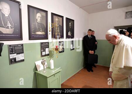 Visite du Musée des occupations et des combats pour la liberté à Vilnius, en Lituanie le 23,2018 septembre, le pape François a offert une prière en souvenir de tous ceux qui ont défié la domination par les autres, le deuxième jour de sa visite en Lituanie. Pendant des décennies, le bâtiment abritait les bureaux du KGB et, avant cela, ceux de la Gestapo. Le pape a visité deux cellules où les opposants au régime ont été torturés et la salle d'exécution. Photo : ABACAPRESS.COM Banque D'Images