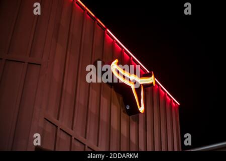 Augusta, GA USA - 11 22 20 : logo du restaurant Longhorn Steakhouse au bâtiment de nuit Banque D'Images