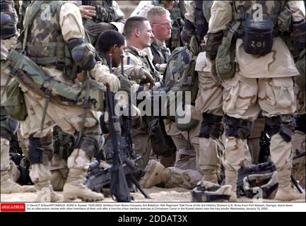 PAS DE FILM, PAS DE VIDÉO, PAS DE TV, PAS DE DOCUMENTAIRE - © DAVID P. GILKEY/KRT/ABACA. 42242-4. Koweït. 15/01/2003. Des soldats de la Compagnie Bravo du 3e Bataillon du 15e Régiment de la 3e Division d'infanterie de l'armée américaine de fort Stewart, en Géorgie, se tiennent pour une revue après-action avec d'autres membres de la Banque D'Images