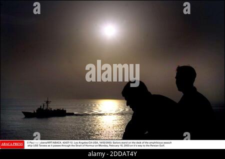 PAS DE FILM, PAS DE VIDÉO, PAS DE TV, PAS DE DOCUMENTAIRE - © PAULINE LUBENS/KRT/ABACA. 42427-12. Los Angeles-CA-USA, 14/02/2003. Des marins se tiennent sur le pont du navire d'assaut amphibie USS Tarawa qui traverse le détroit d'Hormuz le lundi 10 février 2003 sur le chemin du golfe Persique. Banque D'Images