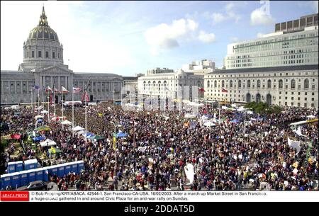 PAS DE FILM, PAS DE VIDÉO, PAS DE TV, PAS DE DOCUMENTAIRE - © BOB PEPPING/KRT/ABACA. 42544-1. San Francisco-CA-USA. 16/02/2003. Après une marche vers le haut de Market Street à San Francisco, une foule énorme s'est rassemblée dans et autour de Civic Plaza pour un rallye anti-guerre dimanche. Banque D'Images