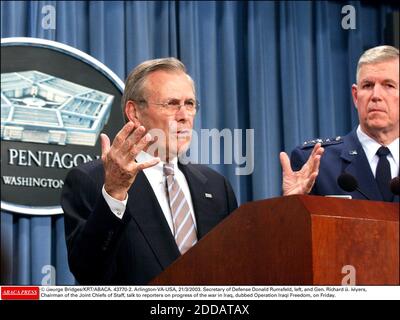 PAS DE FILM, PAS DE VIDÉO, PAS DE TV, PAS DE DOCUMENTAIRE - © GEORGE BRIDGES/KRT/ABACA. 43770-2. Arlington-va-USA, 21/3/2003. Le secrétaire à la Défense, Donald Rumsfeld, à gauche, et le général Richard B. Myers, président des chefs d'état-major interarmées, discutent avec les journalistes des progrès de la guerre en Irak, surnommés l'opération Iraqi Freedo Banque D'Images