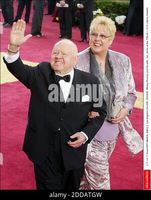 PAS DE FILM, PAS DE VIDÉO, PAS DE TV, PAS DE DOCUMENTAIRE - © KEVIN SULLIVAN/KRT/ABACA. 43812-2. Los Angeles-CA-USA. 23/03/03. Mickey Rooney et son épouse, Jan, arrivent au 75e prix annuel de l'Académie. Banque D'Images