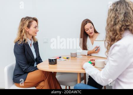 Femme expliquant le tableau sur le bloc-notes au bureau Banque D'Images