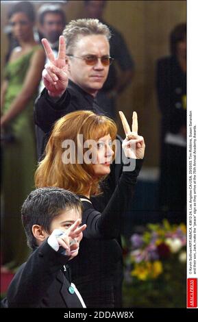 PAS DE FILM, PAS DE VIDÉO, PAS DE TV, PAS DE DOCUMENTAIRE - © KEVIN SULLIVAN/KRT/ABACA. 43812-24. Los Angeles-CA-USA. 23/03/03. Tim Robbins, Susan Sarandon et leur fils, Jack, font le signe de la paix lorsqu'ils arrivent au 75e prix annuel de l'Académie. Banque D'Images