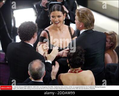 PAS DE FILM, PAS DE VIDÉO, PAS DE TV, PAS DE DOCUMENTAIRE - © MINDY SCHAUER/KRT/ABACA. 43812-65. Los Angeles-CA-USA. Catherine Zeta-Jones, au centre, est félicitée par son mari, Michael Douglas, à droite, et d'autres, après avoir été annoncée comme gagnante de l'Oscar de la meilleure actrice de soutien à la 75e Académie annuelle Banque D'Images