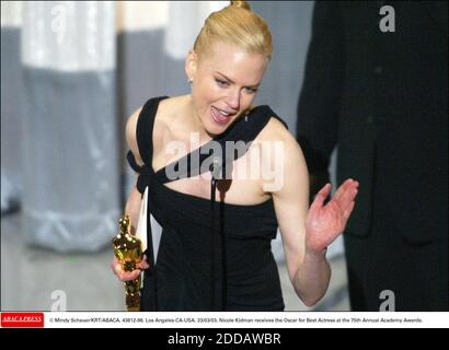 PAS DE FILM, PAS DE VIDÉO, PAS DE TV, PAS DE DOCUMENTAIRE - © MINDY SCHAUER/KRT/ABACA. 43812-98. Los Angeles-CA-USA. 23/03/03. Nicole Kidman reçoit l'Oscar de la meilleure actrice aux 75e prix annuels de l'Académie. Banque D'Images