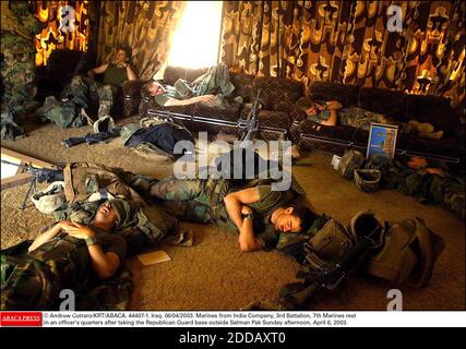 PAS DE FILM, PAS DE VIDÉO, PAS DE TV, PAS DE DOCUMENTAIRE - © ANDREW CUTRARO/KRT/ABACA. 44407-1. Irak. 06/04/2003. Marines de la Compagnie de l'Inde, 3e Bataillon, 7e Marines reposent dans les quartiers d'un officier après avoir pris la base de la Garde républicaine devant Salman Pak dimanche après-midi, 6 avril 2003. Banque D'Images