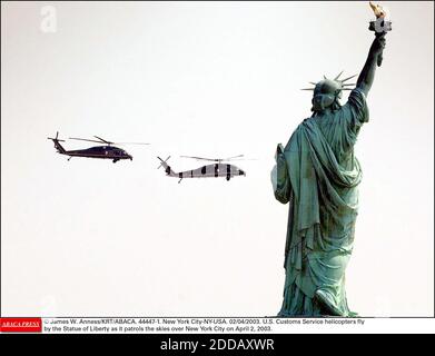 PAS DE FILM, PAS DE VIDÉO, PAS DE TV, PAS DE DOCUMENTAIRE - © JAMES W. ANNESS/KRT/ABACA. 44447-1. New York-NY-USA. 02/04/2003. Les hélicoptères du Service des douanes des États-Unis survolent la Statue de la liberté et patrouillent dans le ciel au-dessus de la ville de New York le 2 avril 2003. Banque D'Images