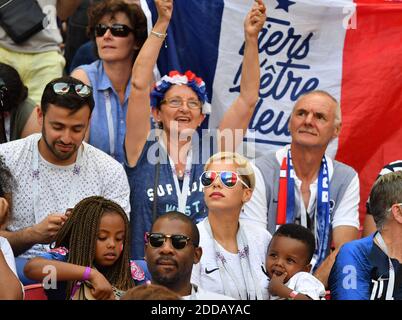 Isabelle Matuidi avec son fils lors de la coupe du monde 2018, France contre Argentine au stade Kazan Arena de Kazan, Russie, le 30 juin 2018. Photo de Christian Liewig/ABACAPRESS.COM Banque D'Images