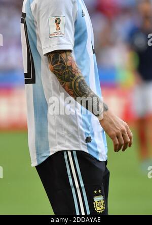 Lionel Messi d'Argentine est abattu après la coupe du monde de la FIFA, France contre Argentine, au stade Kazan Arena de Kazan, en Russie, le 30 juin 2018. L'Argentine a subi une défaite de 4-3 en France qui semble voir Messi s'éloigner pour la deuxième fois du football international. Photo de Christian Liewig/ABACAPRESS.COM Banque D'Images