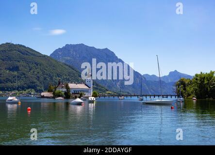 Bateau naviguant dans le lac de Traunsee par le château de Schloss Ort, Gmunden, Salzkammergut, Traunstein, haute-Autriche, Autriche Banque D'Images