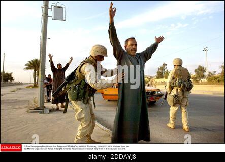 PAS DE FILM, PAS DE VIDÉO, PAS de TV, PAS DE DOCUMENTAIRE - © Tom Pennington/fort Worth Star Telegram/KRT/ABACA. 44653-6. Tikrit-Iraq, 14/04/2003. Les Marines des États-Unis de la 1ère Force expéditionnaire maritime 3ème reconnaissance légère Armored recherchent des hommes iraquiens à un point de contrôle à Tikrit. Banque D'Images