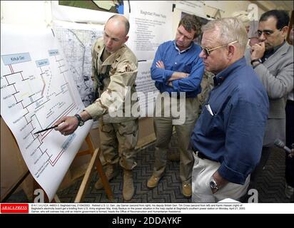 PAS DE FILM, PAS DE VIDÉO, PAS DE TV, PAS DE DOCUMENTAIRE - © KRT/ABACA. 44853-3. Bagdad-Iraq, 21/04/2003. Le lieutenant général américain à la retraite Jay Garner (deuxième de droite), son adjoint au général britannique Tim Cross (deuxième de gauche) et Karim Hassan (droite) de la Commission de l'électricité de Bagdad reçoivent un exposé de l'ingénieur militaire américain Maj. Banque D'Images