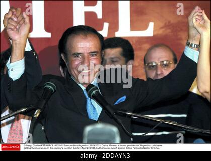 PAS DE FILM, PAS DE VIDÉO, PAS DE TV, PAS DE DOCUMENTAIRE - © DIEGO GIUDICE/KRT/ABACA. 45059-5. Buenos Aires-Argentine. 27/04/2003. Carlos Menem, un ancien président de l'Argentine, célèbre avoir obtenu le plus de voix dans le pays aux élections du dimanche 27 avril 2003, mais il doit faire face à un second tour contre la Fellow Peronista Nesto Banque D'Images