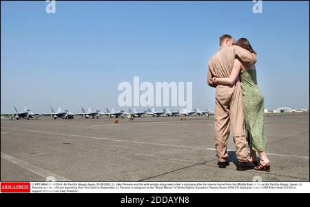 PAS DE FILM, PAS DE VIDÉO, PAS DE TV, PAS DE DOCUMENTAIRE - © KRT/ABACA. 45210-4. Air Facility Atsugi-Japan, 01/05/2003. Le lieutenant Jake Parsons et sa femme apprécient tout simplement la compagnie de l'autre après son retour du Moyen-Orient, à la Naval Air Facility Atsugi, au Japon. Le lieutenant Parsons et sa femme attendent leurs premières Banque D'Images