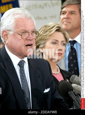 PAS DE FILM, PAS DE VIDÉO, PAS DE TV, PAS DE DOCUMENTAIRE - © SAUL LOEB/KRT/ABACA. 46756-1. Washington-DC-États-Unis. 17/06/2003. Comme le regardent les sénateurs Hillary Rodham Clinton (D-NY) et Gordon Smith (R-OR), le sénateur Edward Kennedy (D-ma), à gauche, s'exprime lors d'une conférence de presse à Washington, exhortant le Congrès à adopter cette législation Banque D'Images