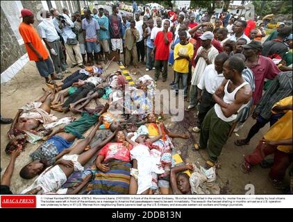 PAS DE FILM, PAS DE VIDÉO, PAS DE TV, PAS DE DOCUMENTAIRE - © MICHAEL KAMBER/KRT/ABACA. 47879-2. Monrovia-Libéria. 21/07/2003. Devant l'ambassade américaine, 18 corps civils tués dans les environs par des tirs de mortier sont exposés par des citoyens locaux. Les corps ont été laissés en face de l'ambassade comme un message Banque D'Images