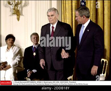 PAS DE FILM, PAS DE VIDÉO, PAS DE TV, PAS DE DOCUMENTAIRE - © CHUCK KENNEDY/KRT/ABACA. 47956-3. Washington-DC-États-Unis. 23/07/2003. Le Président George W. Bush remet la Médaille présidentielle de la liberté à Charlton Heston à la Maison Blanche Banque D'Images