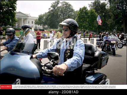 PAS DE FILM, PAS DE VIDÉO, PAS DE TV, PAS DE DOCUMENTAIRE - © CHUCK KENNEDY/KRT/ABACA. 49216-1. Washington-DC-USA, 21/08/2003. En face de la Maison Blanche, le secrétaire à la Santé et aux Services sociaux Tommy Thompson se joint aux autres alors qu'ils font monter leur Harley Davidsons sur Pennsylvania Avenue jusqu'à un rassemblement sur le National Banque D'Images