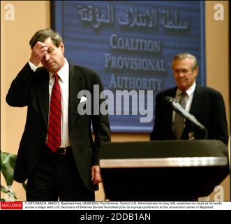 PAS DE FILM, PAS DE VIDÉO, PAS DE TV, PAS DE DOCUMENTAIRE - © KRT/ABACA. 49453-2. Bagdad-Iraq, 04/09/2003. Paul Bremer, Administrateur principal des États-Unis en Irak, à gauche, se griffe la tête lorsqu'il traverse une scène avec le secrétaire américain à la Défense Donald Rumsfeld avant une conférence de presse au centre des congrès de Bagh Banque D'Images