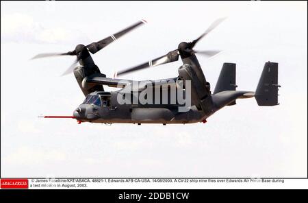 PAS DE FILM, PAS DE VIDÉO, PAS DE TV, PAS DE DOCUMENTAIRE - © JAMES HASELTINE/KRT/ABACA. 48821-1. EDWARDS AFB-CA-ÉTATS-UNIS. 14/08/2003. Un navire CV-22 neuf survole la base aérienne Edwards au cours d'une mission d'essai en août 2003. Banque D'Images