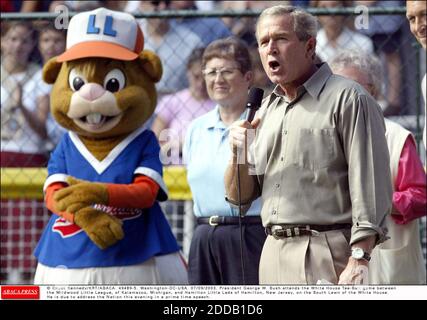 PAS DE FILM, PAS DE VIDÉO, PAS DE TV, PAS DE DOCUMENTAIRE - © CHUCK KENNEDY/KRT/ABACA. 49489-5. Washington-DC-États-Unis. 07/09/2003. Le président George W. Bush assiste au match de T-ball de la Maison Blanche entre la Mildwood Little League, de Kalamazoo, Michigan, et Hamilton Little Lads, de Hamilton, New Jersey, sur la Louisiane du Sud Banque D'Images