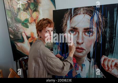 Tableau sur toile artiste féminine en studio Banque D'Images