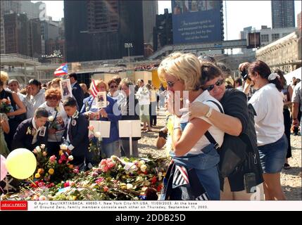 PAS DE FILM, PAS DE VIDÉO, PAS DE TV, PAS DE DOCUMENTAIRE - © APRIL SAUL/KRT/ABACA. 49693-1. New York-NY-USA. 11/09/2003. À la base de Ground Zero, les membres de la famille se console le jeudi 11 septembre 2003. Banque D'Images
