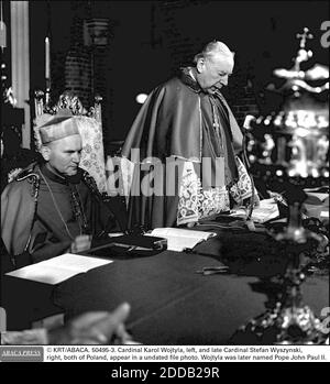 PAS DE FILM, PAS DE VIDÉO, PAS DE TV, PAS DE DOCUMENTAIRE - © KRT/ABACA. 50495-3. Le cardinal Karol Wojtyla, à gauche, et le cardinal Stefan Wyszynski, à droite, tous deux de Pologne, apparaissent dans un fichier photo non daté. Wojtyla a été plus tard nommé Pape Jean-Paul II Banque D'Images