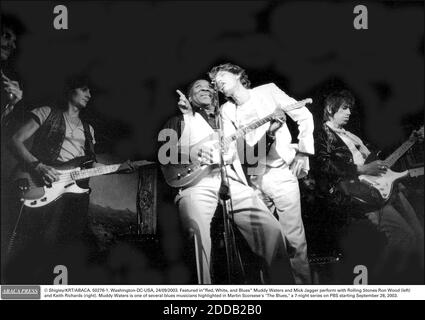 PAS DE FILM, PAS DE VIDÉO, PAS DE TV, PAS DE DOCUMENTAIRE - © SHIGLEY/KRT/ABACA. 50276-1. Washington-DC-USA, 24/09/2003. Dans les eaux rouges, blanches et bleues Muddy Waters et Mick Jagger se produit avec Rolling Stones Ron Wood (à gauche) et Keith Richards (à droite). Muddy Waters est l'un des nombreux musiciens de blues mis en avant Banque D'Images