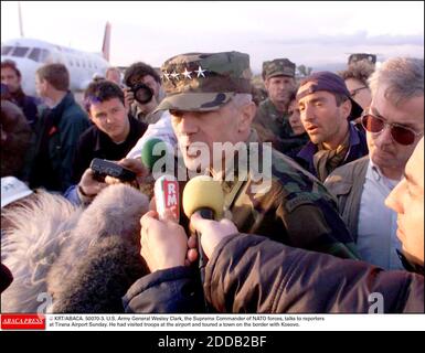 PAS DE FILM, PAS DE VIDÉO, PAS DE TV, PAS DE DOCUMENTAIRE - © DAVID P. GILKEY/KRT/ABACA. 50070-3. Tirana-Albanie. 25/04/1999. Le général de l'armée américaine Wesley Clark, commandant suprême des forces de l'OTAN, parle dimanche aux journalistes à l'aéroport de Tirana. Il avait visité des troupes à l'aéroport et visité une ville à la frontière avec Banque D'Images