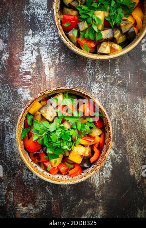 Deux bols d'aubergines grillées et de poivrons avec persil Banque D'Images